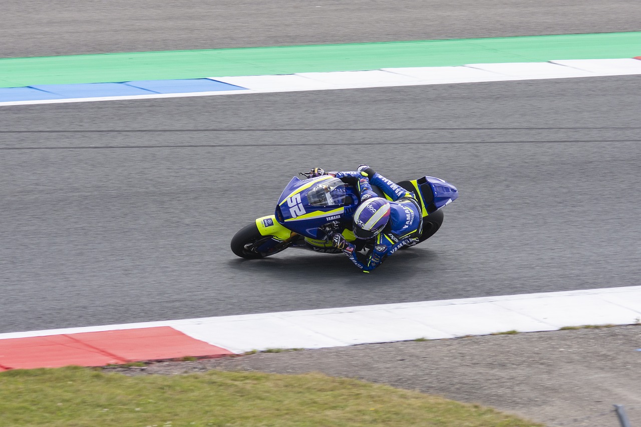 越来越大了，泰州高速口已经搭好巨幅“苏超”冠军标语